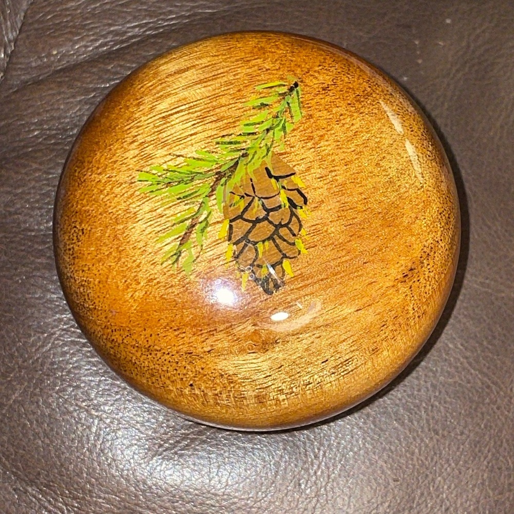 Vintage hand-carved handpainted  Myrtlewood paperweight from Oregon